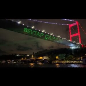 Sevtap Çapan Instagram - Boğaza adım yazılmış yine... İyi ki doğmuşum o zaman. 

Telefonlar,  mesajlar,  tebrikler, hediyeler, sürprizler... İki gün önceden başlayan kutlamalar... Hepsi çok özel benim için! 

Adımı dağlara, taşlara yazdıran kıymetlime de teşekkür ediyorum. Birtanesin.

E, bahar yağmurunun keyfini çıkarayım bari, belki hemen ardından güneş çıkar da gökkuşağını bile görürüm. 

Selam edenlere selam olsun!