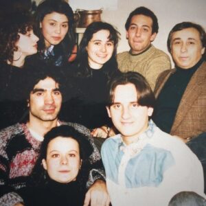 Sevtap Çapan Instagram - Müjdat Gezen Sanat Merkezi, iyi kinin de ötesinde...

Fotoğrafta görünenler ve görünmeyenler olarak MSM'nin ilk öğrencileri olma özelliğiyle tüm Türkiye'de tanınan isimler olduk. 

Banu'cuğum ne harika oldu, tbt gününü kaçırsam da bu muhteşem anı hatırlattığın için teşekkür ediyorum. 
✨️
#Repost @banuinanofficial
Sene 1992 çocuklar gibi şendik💕 @mujdatgezen_ @sevtapcapan @cirak.umit @canerguler333 @koncakumkum @kesinbilgi #müjdatgezen #müjdatgezensanatmerkezi #aynıköşkünçocuklarıyız #banuinan 
✨️
Karede olmayanlar @gunaykaracaoglu @sevilaki @rızasönmez @dolibom @sibelseyhan @yoncamasal @uuruludag @aksahinmetin @ktiner69 ve etiketleyemedigim bir kaç isim daha... 

Bu vesileyle tüm değerli üstatlarımızı da sevgiyle, saygıyla ve üzülerek birkaçını da duayla yad ediyorum.