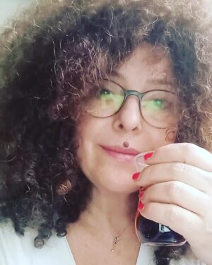 Sevtap Çapan Instagram - Güzel sürprizler için hazırlanıyorum. Çook çalışıyorum. 
Bir çay molası... Bence hakettim. 😊

Mesaj atmayın, görmüyorum, geç görüyorum ya da... Arayın, kesin açarım!

İşle, oyunculuk ya da kitaplarla ilgili kıymetlim özel basın danışmanım @minealpa
'na ulaşın, lütfen! O görüp hemen dönüyor. 

Ay, çayım soğudu. 😊 

Kendinize iyi davranın, kendinize iyi davrandığınızda başkalarına da iyi davranırsınız, unutmayın!