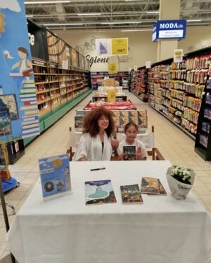 Sevtap Çapan Instagram - CarrefourSa Marmara Park'ta gerçekleşen Sevtap Çapan İmza Gününden hala yaşayan ve iyi hissettiren kareler...

Geleceğimizin bu harika çocuklarına, zarif annelerine, kibar babalarına teşekkür ediyorum,  tatlı kısa sohbetlerimiz, gülümseyişlerimiz ve ilgileri için... Umarım kitapları keyifle okursunuz. 

Beni ağırlayan CarrefourSa ekibine ve çalışanlarına da emekleri ve güleryüzleri için teşekkür ediyorum. 

Bugün en minik okurumla tanıştım, çok müthiş bir duyguydu. 

Ve çok özel bir misafirim daha geldi ki nazarlardan korunmak için adı bende saklı, mutluluğum  katlandı... 

Yeni imza günlerinde buluşmak üzere... 

#carrefoursa #imzagünü #sevtapçapan #sevtapçapankitapları 
#yayınevim #dramatikyayınları 
#özelbasındanışmanım #minealpan