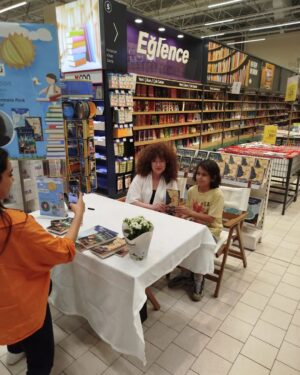 Sevtap Çapan Instagram - CarrefourSa Marmara Park'ta gerçekleşen Sevtap Çapan İmza Gününden hala yaşayan ve iyi hissettiren kareler...

Geleceğimizin bu harika çocuklarına, zarif annelerine, kibar babalarına teşekkür ediyorum,  tatlı kısa sohbetlerimiz, gülümseyişlerimiz ve ilgileri için... Umarım kitapları keyifle okursunuz. 

Beni ağırlayan CarrefourSa ekibine ve çalışanlarına da emekleri ve güleryüzleri için teşekkür ediyorum. 

Bugün en minik okurumla tanıştım, çok müthiş bir duyguydu. 

Ve çok özel bir misafirim daha geldi ki nazarlardan korunmak için adı bende saklı, mutluluğum  katlandı... 

Yeni imza günlerinde buluşmak üzere... 

#carrefoursa #imzagünü #sevtapçapan #sevtapçapankitapları 
#yayınevim #dramatikyayınları 
#özelbasındanışmanım #minealpan