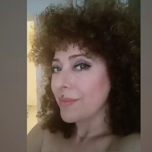 Sevtap Çapan Instagram - #iyihaftasonları öyleyse...

#düşünmeler 

Bazen kazanacağız, bazen kaybedeceğüz Stan. Belki ikisi aynı anda olacak.

Dünyada büyük mutsuzluklar var, acılar, gözyaşları ve daha neler neler... Gözlerimizi kapatamıyoruz ama elimizden bir şey de gelmiyor. 
Sanata, edebiyata dayadık sırtımızı,  yüreğimizin yangınlarını yazdık satır satır; bak, şimdi yüzümüz güneşte pırıl pırıl... 

Anladım ki elimizden bir şeyler geliyor be Stan. Damlaya damlaya göl olur misali olsa da dünyayı güzelleştirenler listesindeyiz. Daha çok çalışmalı, herkesi bu dünyanın iyi bir yer olduğuna ikna etmeliyiz. Hala burun bükenlerin varlığına inat, vazgeçmemeliyiz iyilikten. 

Yine de ağzınla kuş tutarsın, kuşu öldürürler ya da ağzından çalıp kendi kuşları yaparlar. Ne gariptir ki kuş  bile inanır buna! 

Neyse, kalbimizin sıcaklığını hala korumamız sebebi, Yaradan'dan  ötürü sevmeyi bilmemizden değil mü Stan?

#güzelgünler bizi bekliyor, gidelim.