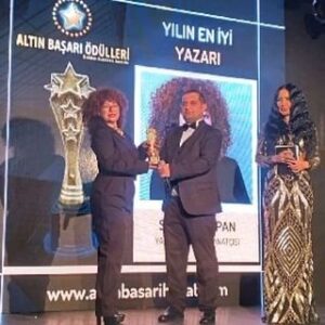 Sevtap Çapan Instagram - "Yılın En İyi Yazarı" ödülüne beni layık gören "Altın Başarı Ödülleri" Şişli Tiyatrosunda sahiplerini buldu.

Sayın Cengizhan Kaya ve ekibine ve elbette kitaplarımı okuyarak bu değerlendirmeyi yapmış olan değerli jüri üyelerine teşekkür ediyorum. Bu, ödülümü daha da önemli kılıyor.

Bu gece yanımda olan, başarılarımı benimle kucaklayan biricik eşim Murat Batıkan Avcı canım kıymetlim, basın danışmanım, dostum Mine Alpan ve Sosyal Medya Uzmanlığının yanı sıra bebeğimiz Gülfer Işık 'a da yürekten teşekkür ediyorum. 

#altınbaşarıödülleri #yılınyazarıödülü
#yılınyazarı #ödül #sevtapçapan #sevtapçapankitapları