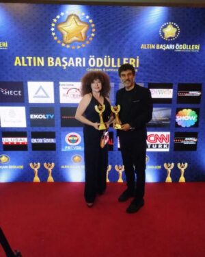 Sevtap Çapan Instagram - Hikâyede kalamayacak kadar özel bir an! ❤️

Yılların dostluğu ve başarıda buluşmanın mutluluğu ile... 

Nicelerine Sefa'cığım... 

#altınbaşarıödülleri 🏆
#yılıneniyierkekoyuncusu #sefazengin 🏆
#yılıneniyiyazarı #çocukkitabıyazarı #sevtapçapan 🏆