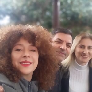 Sevtap Çapan Instagram - Ne harika oldu ama... Bugün beni evden ancak bir kişi daha çıkarabilirdi. 😄😄

"İyi ki varsın!" çikolatamız bitti ama "İyi ki varsın,"duygumuz daim olsun kıymetlim, canım! Aman, maşallah bize! 🧿❤️