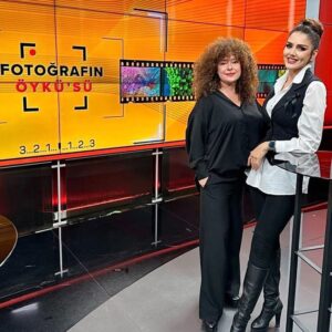 Sevtap Çapan Instagram - Çok tatlı değil miyiz? 
Güzel ve zarif Sevgili Öykü Cengiz'in sunumuyla "Fotoğrafın Öykü'sü" programında, canlı yayında Ekotürk TV'de buluştuk. 

Programı seyredenlerin tebriklerini, tüm emeği geçenler adına kabul ediyorum. Gözlerimizin parladığı sıcak bir yayın olduğu söylendi, biz de öyle hissettik. 

Sevgili Öykü'ye program öncesi sohbetimiz ve ilgisi için de ayrıca teşekkür ediyorum. 

Kanalın sahiplerinden,  yönetmenine, kameramaların, yapay zeka tasarımcısından, asistanına ve şoförüne kadar herkese teşekkür ediyorum. Öyle güzel ağırlandım ki... 

Yapay zeka çizimi hatıra fotoğrafıma her baktığımda, sizi sevgi ve saygıyla anacağım. 

Nice başarılı yayınlara... 
✨️
@oykucengiz @ekoturktv #fotoğrafınöyküsü 
#konuk #sevtapçapan