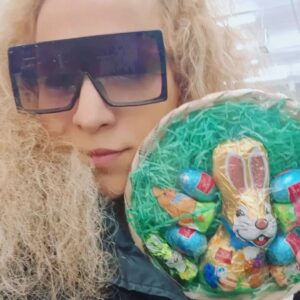 Seyhan Arman Instagram - Paskalya bayramı olduğu için her yerde Paskalya Tavşanı oluyor haliyle 🐇 Samandan, kilden, tahtadan, metalden ve tabii en çok çikolatadan. Igisde iki tavşan görünce muhabbet etmeden geçemedim 🐰

#paskalya #paskalyatavşanı #tavşan #igis #landqart #isviçre #saman #çikolata #turist #turistseyhan