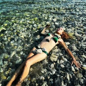 Seyhan Arman Instagram - Vücuduma taş koyarak konsept yaptım size; karaya vurmuş deniz kızı 🧜🏽‍♀️ deniz kızı ben oluyorum 🫠

#daşlıgonsept #benyaptım #turist #turistseyhan #yerliturist #konsept #taş #deniz #denizkızı #muhteşemfikir #akyaka #kıran #kiran #kıransahili #Muğla #seyhanarman