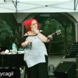 Şeyla Halis Instagram - *Sahnede canım @tuncaycagil ve birbirinden değerli müzisyen dostlarla olmak büyük keyifti benim için. 🥰🥰🥰
#Repost @tuncaycagil with @make_repost
・・・
Sahnemde canım @seylahalis 'i  ağırlamanın keyfi tâbi ki bambaşka o yüzden çokça 💖💖💖 
( P ) @pianistserj 
( B ) @semih_burcu 
( D ) @emreyildizdrums 
( Trpt )@volkancosar 
( Trb ) @isikustundag 
( Sx ) #fıratsayat