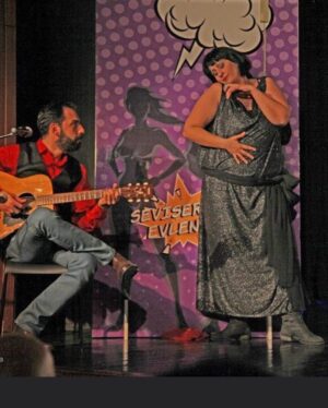 Şeyla Halis Instagram - “Ben ve Benler “ Dünyanın en güzel mesleği ,kendimi bulduğum, içimdeki farklı benlere yaşam kaynağı olan varlık sebebi ve tüm meslektaşlarım , hocalarım, yönetmenlerim günümüz kutlu olsun. Daha nice güzel projelerle perdemiz açık alkışımız bol olsun. #27martdünyatiyatrogünü