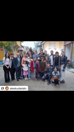 Şeyla Halis Instagram - Başta yönetmeniniz bulentisbilen ve kocaman reji ekibine, yapımcımız #bozdagfilm ve prodüksyon ekibine ve Tüm oyuncu dostlarımın ilk günümde Işıl Işıl gözlerle hayırlı olsun dediğiniz o temiz kalplerinizden öperim kısa da olsa sizlerle tanışmak ve çalışmaktan büyük keyif aldım. Daha nice güzel projelerde buluşmak üzere.  @ateskuslariatv @tumayozokurofficial @tumay.ozokur