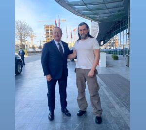 Sezgin Erdemir Instagram - Önceki hafta Sayın Dışişleri Bakan'ı Mevlüt Çavuşoğlu'nun davetiyle; yapımcımız Mehmet Bozdağ ile birlikte Özcan Ayma, Emre Kıvılcım, Mehmet Pala ve benim de yer aldığımız unutulmaz bir ziyaret yaşadık binlerce yıl ve kilometreye uzanan topraklara.
Önce Aşkabat, Türkmenistan'dı durağımız. Muhteşem mimarisi olan, göz kamaştırıcı bir sanat eseri gibiydi gözün gördüğü her yer. Ardından rotamız Özbekistan'a döndü. Urgenç, Xiva, Buhara ve Semerkand şehirlerini görme şansımız oldu. Sarayları, çarşıları gezdikçe, sanki zamanda yolculuk yapıyor gibiydik. Tüm ihtişamıyla duruyordu önümüzde tarih. Semerkand'da T.C. Baskonsolosluğu'nun açılışına katıldıktan sonra da son durağımız Taşkent'e geçtik. Dizimiz Mendirman Celaleddin'in hayata geçmesi için tüm imkanlari seferber eden Özbekistan Kültür Bakan'ı Ozodbek Nazarbekov'un ve tüm Özbek oyuncu arkadaşlarımın katılımıyla da basın toplantısını gerçekleştirmiş olduk. Bir gün daha Taşkent'te geçirdikten sonra artık zihnimize kazınmış, unutulmayacak hatıralarla Istanbul'a dönüş uçağına biniyorduk. Gittigimiz her yerde bizi sevgiyle karşılayan Türkmenistan ve Özbekistan halkına, bu geziyi mümkün kılan tüm Dışişleri ekibine ve ekip arkadaşlarıma teşekkür ederim.