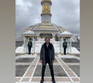 Sezgin Erdemir Instagram - Önceki hafta Sayın Dışişleri Bakan'ı Mevlüt Çavuşoğlu'nun davetiyle; yapımcımız Mehmet Bozdağ ile birlikte Özcan Ayma, Emre Kıvılcım, Mehmet Pala ve benim de yer aldığımız unutulmaz bir ziyaret yaşadık binlerce yıl ve kilometreye uzanan topraklara.
Önce Aşkabat, Türkmenistan'dı durağımız. Muhteşem mimarisi olan, göz kamaştırıcı bir sanat eseri gibiydi gözün gördüğü her yer. Ardından rotamız Özbekistan'a döndü. Urgenç, Xiva, Buhara ve Semerkand şehirlerini görme şansımız oldu. Sarayları, çarşıları gezdikçe, sanki zamanda yolculuk yapıyor gibiydik. Tüm ihtişamıyla duruyordu önümüzde tarih. Semerkand'da T.C. Baskonsolosluğu'nun açılışına katıldıktan sonra da son durağımız Taşkent'e geçtik. Dizimiz Mendirman Celaleddin'in hayata geçmesi için tüm imkanlari seferber eden Özbekistan Kültür Bakan'ı Ozodbek Nazarbekov'un ve tüm Özbek oyuncu arkadaşlarımın katılımıyla da basın toplantısını gerçekleştirmiş olduk. Bir gün daha Taşkent'te geçirdikten sonra artık zihnimize kazınmış, unutulmayacak hatıralarla Istanbul'a dönüş uçağına biniyorduk. Gittigimiz her yerde bizi sevgiyle karşılayan Türkmenistan ve Özbekistan halkına, bu geziyi mümkün kılan tüm Dışişleri ekibine ve ekip arkadaşlarıma teşekkür ederim.