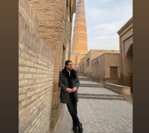 Sezgin Erdemir Instagram - Önceki hafta Sayın Dışişleri Bakan'ı Mevlüt Çavuşoğlu'nun davetiyle; yapımcımız Mehmet Bozdağ ile birlikte Özcan Ayma, Emre Kıvılcım, Mehmet Pala ve benim de yer aldığımız unutulmaz bir ziyaret yaşadık binlerce yıl ve kilometreye uzanan topraklara.
Önce Aşkabat, Türkmenistan'dı durağımız. Muhteşem mimarisi olan, göz kamaştırıcı bir sanat eseri gibiydi gözün gördüğü her yer. Ardından rotamız Özbekistan'a döndü. Urgenç, Xiva, Buhara ve Semerkand şehirlerini görme şansımız oldu. Sarayları, çarşıları gezdikçe, sanki zamanda yolculuk yapıyor gibiydik. Tüm ihtişamıyla duruyordu önümüzde tarih. Semerkand'da T.C. Baskonsolosluğu'nun açılışına katıldıktan sonra da son durağımız Taşkent'e geçtik. Dizimiz Mendirman Celaleddin'in hayata geçmesi için tüm imkanlari seferber eden Özbekistan Kültür Bakan'ı Ozodbek Nazarbekov'un ve tüm Özbek oyuncu arkadaşlarımın katılımıyla da basın toplantısını gerçekleştirmiş olduk. Bir gün daha Taşkent'te geçirdikten sonra artık zihnimize kazınmış, unutulmayacak hatıralarla Istanbul'a dönüş uçağına biniyorduk. Gittigimiz her yerde bizi sevgiyle karşılayan Türkmenistan ve Özbekistan halkına, bu geziyi mümkün kılan tüm Dışişleri ekibine ve ekip arkadaşlarıma teşekkür ederim.