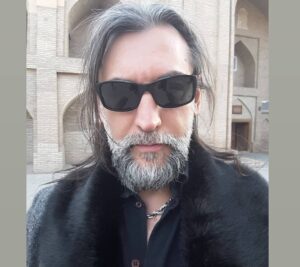 Sezgin Erdemir Instagram - Önceki hafta Sayın Dışişleri Bakan'ı Mevlüt Çavuşoğlu'nun davetiyle; yapımcımız Mehmet Bozdağ ile birlikte Özcan Ayma, Emre Kıvılcım, Mehmet Pala ve benim de yer aldığımız unutulmaz bir ziyaret yaşadık binlerce yıl ve kilometreye uzanan topraklara.
Önce Aşkabat, Türkmenistan'dı durağımız. Muhteşem mimarisi olan, göz kamaştırıcı bir sanat eseri gibiydi gözün gördüğü her yer. Ardından rotamız Özbekistan'a döndü. Urgenç, Xiva, Buhara ve Semerkand şehirlerini görme şansımız oldu. Sarayları, çarşıları gezdikçe, sanki zamanda yolculuk yapıyor gibiydik. Tüm ihtişamıyla duruyordu önümüzde tarih. Semerkand'da T.C. Baskonsolosluğu'nun açılışına katıldıktan sonra da son durağımız Taşkent'e geçtik. Dizimiz Mendirman Celaleddin'in hayata geçmesi için tüm imkanlari seferber eden Özbekistan Kültür Bakan'ı Ozodbek Nazarbekov'un ve tüm Özbek oyuncu arkadaşlarımın katılımıyla da basın toplantısını gerçekleştirmiş olduk. Bir gün daha Taşkent'te geçirdikten sonra artık zihnimize kazınmış, unutulmayacak hatıralarla Istanbul'a dönüş uçağına biniyorduk. Gittigimiz her yerde bizi sevgiyle karşılayan Türkmenistan ve Özbekistan halkına, bu geziyi mümkün kılan tüm Dışişleri ekibine ve ekip arkadaşlarıma teşekkür ederim.