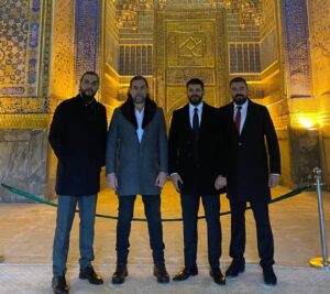 Sezgin Erdemir Instagram - Önceki hafta Sayın Dışişleri Bakan'ı Mevlüt Çavuşoğlu'nun davetiyle; yapımcımız Mehmet Bozdağ ile birlikte Özcan Ayma, Emre Kıvılcım, Mehmet Pala ve benim de yer aldığımız unutulmaz bir ziyaret yaşadık binlerce yıl ve kilometreye uzanan topraklara.
Önce Aşkabat, Türkmenistan'dı durağımız. Muhteşem mimarisi olan, göz kamaştırıcı bir sanat eseri gibiydi gözün gördüğü her yer. Ardından rotamız Özbekistan'a döndü. Urgenç, Xiva, Buhara ve Semerkand şehirlerini görme şansımız oldu. Sarayları, çarşıları gezdikçe, sanki zamanda yolculuk yapıyor gibiydik. Tüm ihtişamıyla duruyordu önümüzde tarih. Semerkand'da T.C. Baskonsolosluğu'nun açılışına katıldıktan sonra da son durağımız Taşkent'e geçtik. Dizimiz Mendirman Celaleddin'in hayata geçmesi için tüm imkanlari seferber eden Özbekistan Kültür Bakan'ı Ozodbek Nazarbekov'un ve tüm Özbek oyuncu arkadaşlarımın katılımıyla da basın toplantısını gerçekleştirmiş olduk. Bir gün daha Taşkent'te geçirdikten sonra artık zihnimize kazınmış, unutulmayacak hatıralarla Istanbul'a dönüş uçağına biniyorduk. Gittigimiz her yerde bizi sevgiyle karşılayan Türkmenistan ve Özbekistan halkına, bu geziyi mümkün kılan tüm Dışişleri ekibine ve ekip arkadaşlarıma teşekkür ederim.