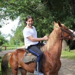 Sezgin Erdemir Instagram - 26 - 30 Haziran arası Kırgızistan'ın başkenti Bişkek'te, TC Turizm ve Kültür Bakanlığı'nın da desteğiyle düzenlenen II. Türk Filmleri Haftası'ndaydım. Açılış da, sonrası da gerçekten büyük bir ilgiyle ve sevgiyle geçti. Hem Büyükelçiliğimiz, hem Kırgız halkı ve oradaki Türk halkı, hem de etkinliğin tüm birimlerinin sıcak, ilgili ve içten ağırlamasıyla bu ziyaret daha da unutulmaz bir hale dönüştü. Asırlar öncesinde buralardan kopup, düştüğümüz yolların başlangıç merkezlerine varmak apayrı bir heyecan ve mutluluktu. Emeği geçen herkese teşekkürler. Yoğun geçen programın ardından bulabildiğimiz kısa aralıkları da şehri ve etrafını gezerek geçirdik. Yukarıdaki fotoğraflar Tanrı Dağları'na yaptığımız geziden bize kalanlar.

Fotoğraflar 📸 @krytmy