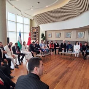 Sezgin Erdemir Instagram - Önceki hafta Sayın Dışişleri Bakan'ı Mevlüt Çavuşoğlu'nun davetiyle; yapımcımız Mehmet Bozdağ ile birlikte Özcan Ayma, Emre Kıvılcım, Mehmet Pala ve benim de yer aldığımız unutulmaz bir ziyaret yaşadık binlerce yıl ve kilometreye uzanan topraklara.
Önce Aşkabat, Türkmenistan'dı durağımız. Muhteşem mimarisi olan, göz kamaştırıcı bir sanat eseri gibiydi gözün gördüğü her yer. Ardından rotamız Özbekistan'a döndü. Urgenç, Xiva, Buhara ve Semerkand şehirlerini görme şansımız oldu. Sarayları, çarşıları gezdikçe, sanki zamanda yolculuk yapıyor gibiydik. Tüm ihtişamıyla duruyordu önümüzde tarih. Semerkand'da T.C. Baskonsolosluğu'nun açılışına katıldıktan sonra da son durağımız Taşkent'e geçtik. Dizimiz Mendirman Celaleddin'in hayata geçmesi için tüm imkanlari seferber eden Özbekistan Kültür Bakan'ı Ozodbek Nazarbekov'un ve tüm Özbek oyuncu arkadaşlarımın katılımıyla da basın toplantısını gerçekleştirmiş olduk. Bir gün daha Taşkent'te geçirdikten sonra artık zihnimize kazınmış, unutulmayacak hatıralarla Istanbul'a dönüş uçağına biniyorduk. Gittigimiz her yerde bizi sevgiyle karşılayan Türkmenistan ve Özbekistan halkına, bu geziyi mümkün kılan tüm Dışişleri ekibine ve ekip arkadaşlarıma teşekkür ederim.