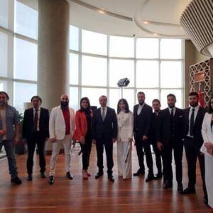 Sezgin Erdemir Instagram - Önceki hafta Sayın Dışişleri Bakan'ı Mevlüt Çavuşoğlu'nun davetiyle; yapımcımız Mehmet Bozdağ ile birlikte Özcan Ayma, Emre Kıvılcım, Mehmet Pala ve benim de yer aldığımız unutulmaz bir ziyaret yaşadık binlerce yıl ve kilometreye uzanan topraklara.
Önce Aşkabat, Türkmenistan'dı durağımız. Muhteşem mimarisi olan, göz kamaştırıcı bir sanat eseri gibiydi gözün gördüğü her yer. Ardından rotamız Özbekistan'a döndü. Urgenç, Xiva, Buhara ve Semerkand şehirlerini görme şansımız oldu. Sarayları, çarşıları gezdikçe, sanki zamanda yolculuk yapıyor gibiydik. Tüm ihtişamıyla duruyordu önümüzde tarih. Semerkand'da T.C. Baskonsolosluğu'nun açılışına katıldıktan sonra da son durağımız Taşkent'e geçtik. Dizimiz Mendirman Celaleddin'in hayata geçmesi için tüm imkanlari seferber eden Özbekistan Kültür Bakan'ı Ozodbek Nazarbekov'un ve tüm Özbek oyuncu arkadaşlarımın katılımıyla da basın toplantısını gerçekleştirmiş olduk. Bir gün daha Taşkent'te geçirdikten sonra artık zihnimize kazınmış, unutulmayacak hatıralarla Istanbul'a dönüş uçağına biniyorduk. Gittigimiz her yerde bizi sevgiyle karşılayan Türkmenistan ve Özbekistan halkına, bu geziyi mümkün kılan tüm Dışişleri ekibine ve ekip arkadaşlarıma teşekkür ederim.