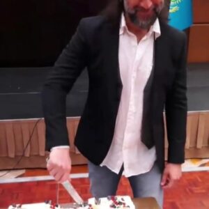 Sezgin Erdemir Instagram - Doğum günü mesajlarınız, dilekleriniz için çok teşekkür ederim. Bir kısmını sizinle de paylaşmak istedim. Iyi ki varsınız, teşekkürler.

Thank you for your sweet birthday wishes. All day, coming from all around the world. Blessings.

بہت بہت شکریہ