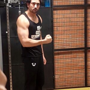 Shaad Randhawa Instagram - 16.12.22 
Dear #2023 , please bring health, happiness peace & love to our world💙
Waiting to embrace you 🤗