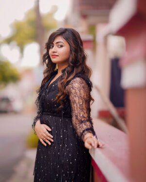 Shaalin Zoya Instagram - “Unthan kangalil
Yedho minsaram ulladhae
En meedhu paainthadhae” ✨🥰