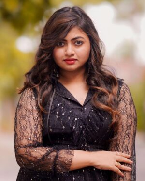 Shaalin Zoya Instagram - “Unthan kangalil
Yedho minsaram ulladhae
En meedhu paainthadhae” ✨🥰