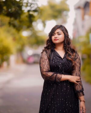 Shaalin Zoya Instagram - “Unthan kangalil
Yedho minsaram ulladhae
En meedhu paainthadhae” ✨🥰