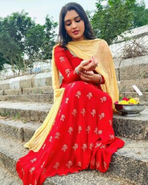 Shabana Shahjahan Instagram - காதல் ❤

Beautiful dress from : @nirali_design_house ❤🌸