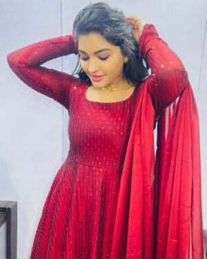 Shabana Shahjahan Instagram - ❤✨❤✨❤✨❤✨❤✨

Dress 👗: @vkfashion2018 
Jewellery : @methurna_collections