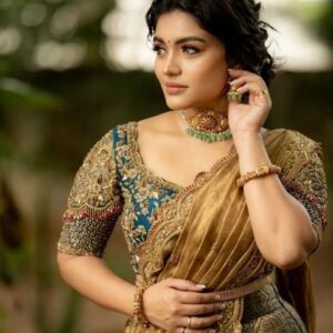 Shabana Shahjahan Instagram - Makeup & hair @vijiknr
Jewellery @bronzerbridaljewellery
Lens & lashes @bronzerlashes
Costume @nirali_design_house
Camera @camerasenthil
Location @avmgardens