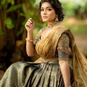 Shabana Shahjahan Instagram - Makeup & hair @vijiknr
Jewellery @bronzerbridaljewellery
Lens & lashes @bronzerlashes
Costume @nirali_design_house
Camera @camerasenthil
Location @avmgardens