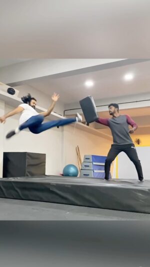 Shabeer Kallarakkal Instagram - #process #babysteps #scottadkins 
@thescottadkins thanks for inspiring!

@porkalai_maanavan @parkourpod @chennaiparkour_official 🙏🙏

#actor #martialarts #training #grind #entertainer #joy