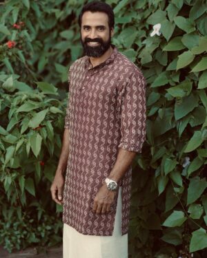 Shabeer Kallarakkal Instagram - Onam Ashamsagal everyone❤️❤️❤️

Styling :  @joe_elize_joy @styyledbyjoe
Outfit :  @byhand.in
Assistant 
stylist :  @__ishaheeed___ @jubin_vincent
 
📸 @sbk_shuhaib 

#Festival