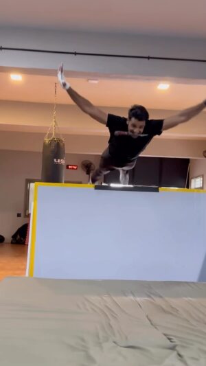 Shabeer Kallarakkal Instagram - #process @parkourpaiyan thank you for pushing me coach!

#grind #showupandtrain #process #parkour #movements #training #indoor #joy #believe