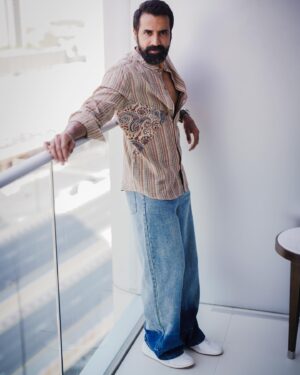Shabeer Kallarakkal Instagram - Trying to get uncomfortable!
#methings 😀😀😀

Styling :  @joe_elize_joy @styyledbyjoe 
Shirt :  @byhand.in 
Jeans :  @gullyfy_fashionists 
Assistant stylist. :  @__ishaheeed___  @jubin_vincent 

📸 @sbk_shuhaib 

#actor #entertainer #hospitalclown #athlete #dancingrose #kingofkotha #love #spreadlove