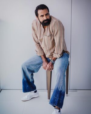 Shabeer Kallarakkal Instagram - Trying to get uncomfortable!
#methings 😀😀😀

Styling :  @joe_elize_joy @styyledbyjoe 
Shirt :  @byhand.in 
Jeans :  @gullyfy_fashionists 
Assistant stylist. :  @__ishaheeed___  @jubin_vincent 

📸 @sbk_shuhaib 

#actor #entertainer #hospitalclown #athlete #dancingrose #kingofkotha #love #spreadlove