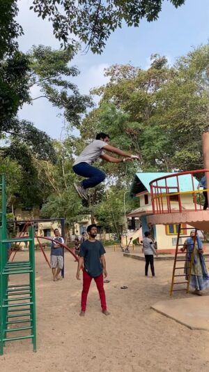Shabeer Kallarakkal Instagram - Parkour fam jam..Back to some basics after a long break! Very rusty but happy I'm able to show up and train!! 
 Thank you
@chennaiparkour_official @parkourpod @vishwa_chennaiparkour @vishal_cpk @wikki_itsme @ramdeadshot @yogic_sense @dhinakarameganathan 

#movements #parkour #basics #actor #entertainer #hospitalclown #outdoortraining #skilltraining