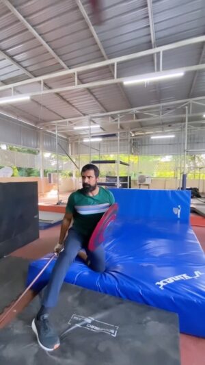 Shabeer Kallarakkal Instagram - #methings Show up - train -repeat😎😎
@parkourpaiyan @parkourpod @chennaiparkour_official @porkalai_maanavan 

#actor #entertainer #hospitalclown #dancingrose #martialarts #parkour #marjour #training #process #progress #adventure