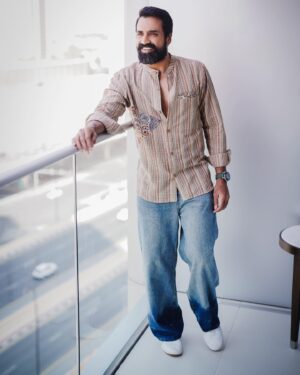 Shabeer Kallarakkal Instagram - Trying to get uncomfortable!
#methings 😀😀😀

Styling :  @joe_elize_joy @styyledbyjoe 
Shirt :  @byhand.in 
Jeans :  @gullyfy_fashionists 
Assistant stylist. :  @__ishaheeed___  @jubin_vincent 

📸 @sbk_shuhaib 

#actor #entertainer #hospitalclown #athlete #dancingrose #kingofkotha #love #spreadlove