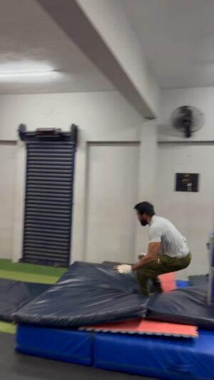 Shabeer Kallarakkal Instagram - Flip - flop - flip. 🐒🐒🐒 
#process #consistency #showupandtrain 

 @parkourpaiyan @parkourpod @chennaiparkour_official 

#actor #entertainer #hospitalclown #athlete #dancingrose #shabeerkallarakkal #training #flips #parkour