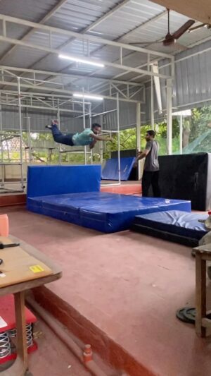 Shabeer Kallarakkal Instagram - #methings Back to routine 🕺🏼🕺🏼😀😀😀
@parkourpaiyan thank you for making my training interesting 🙏😀

@parkourpod @chennaiparkour_official 

#actor #entertainer #hospitalclown #athlete