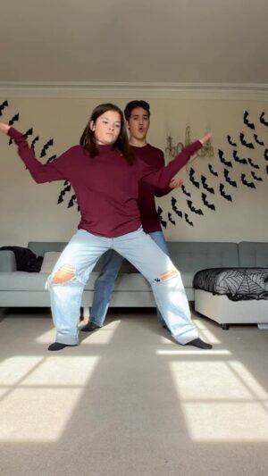 Shae Bennett Instagram - Twinning is winning! Team #sheevee all the way! Did you see the new twin video?