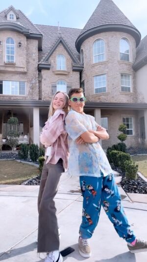 Shae Bennett Instagram - Comment who’s outfit is the best?!🤍🤍🤍 @shaebbennett @jazzy.skye_official @funsquad_official @theohanaadventure #trending #dance #prettygirlswalklikethis
