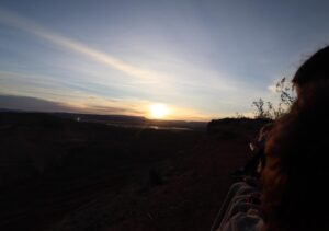 Shae Bennett Instagram - beautiful hike at 6:30 with some of my favorite people on the planet!! 🫶🏽🫶🏽#hiking #sunset #springbreak #friends #sunrise