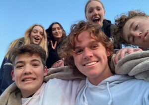 Shae Bennett Instagram - beautiful hike at 6:30 with some of my favorite people on the planet!! 🫶🏽🫶🏽#hiking #sunset #springbreak #friends #sunrise