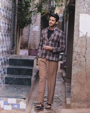 Shagun Pandey Instagram - Sehar mein nayee Barrister Babu aayein hain 🤎✨
