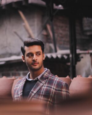 Shagun Pandey Instagram - Sehar mein nayee Barrister Babu aayein hain 🤎✨