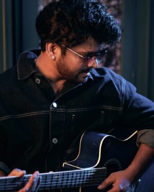 Shahid Mallya Instagram - “Purani jeans aur guitar” bechni hai 
Koi hai ? 😉
