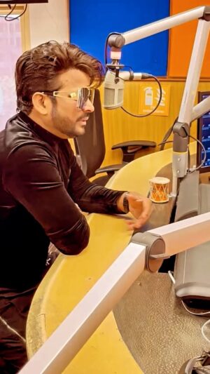 Shahid Mallya Instagram - Haanji all 
Today at Radio City, talked about my musical journey with Rj Salil At his show Freedom Garage.  full interview coming soon !
@radiocityindia #rjsalil #jubilee #diljahanpelechala